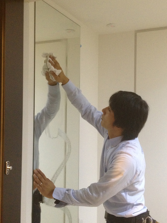 鏡の拭き上げ