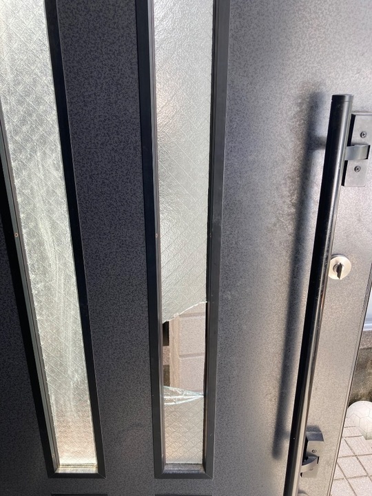 東成区玄関ドアガラス交換前